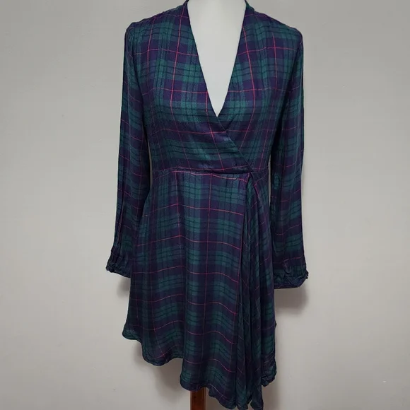 esley green dress Esley Collection green plaid surplice dress size small